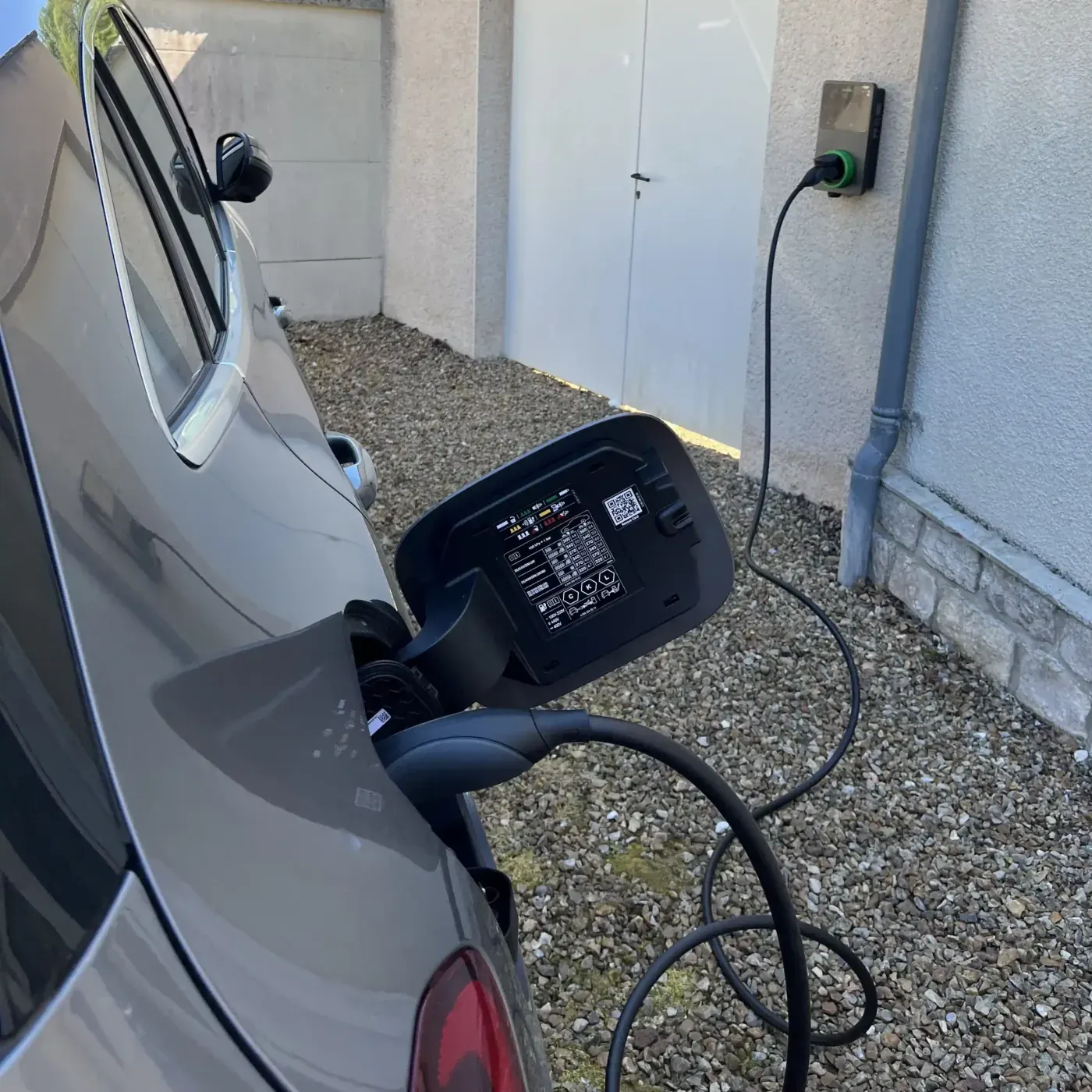 Borne de recharge IRVE à Senlis — installation Wallbox 7,4 à 22 kW Électricien ELC en borne de recharge irve à Senlis